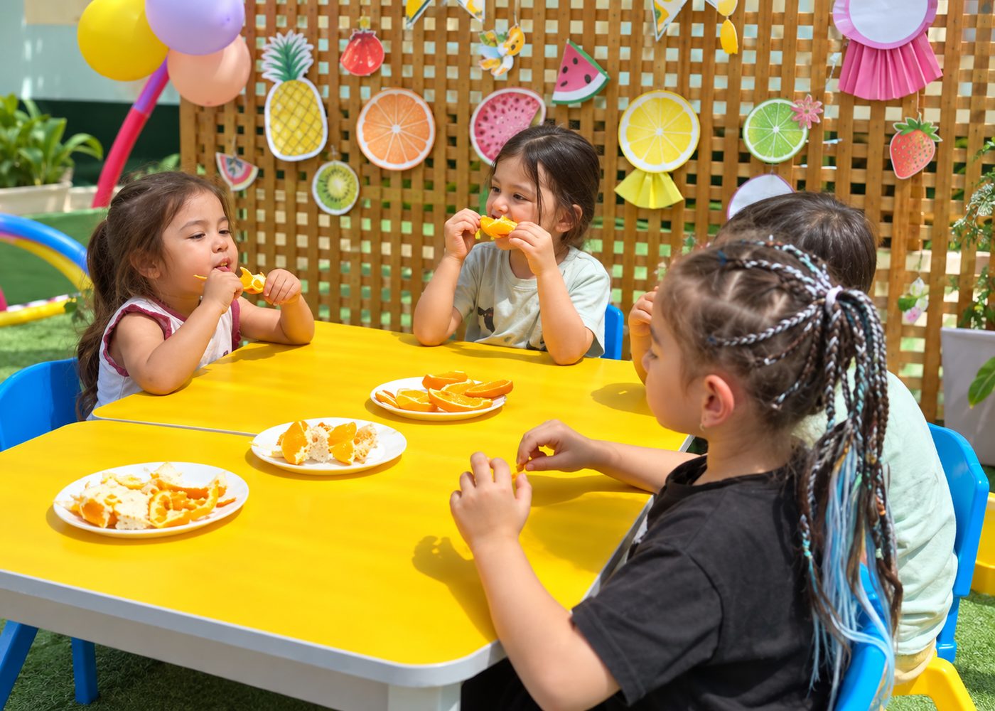 Дети за столом в Barakalla Kids
